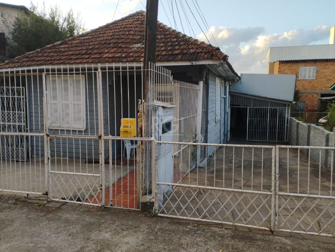 Casa com 120m², 2 dormitórios no bairro Cavalhada em Porto Alegre para Comprar