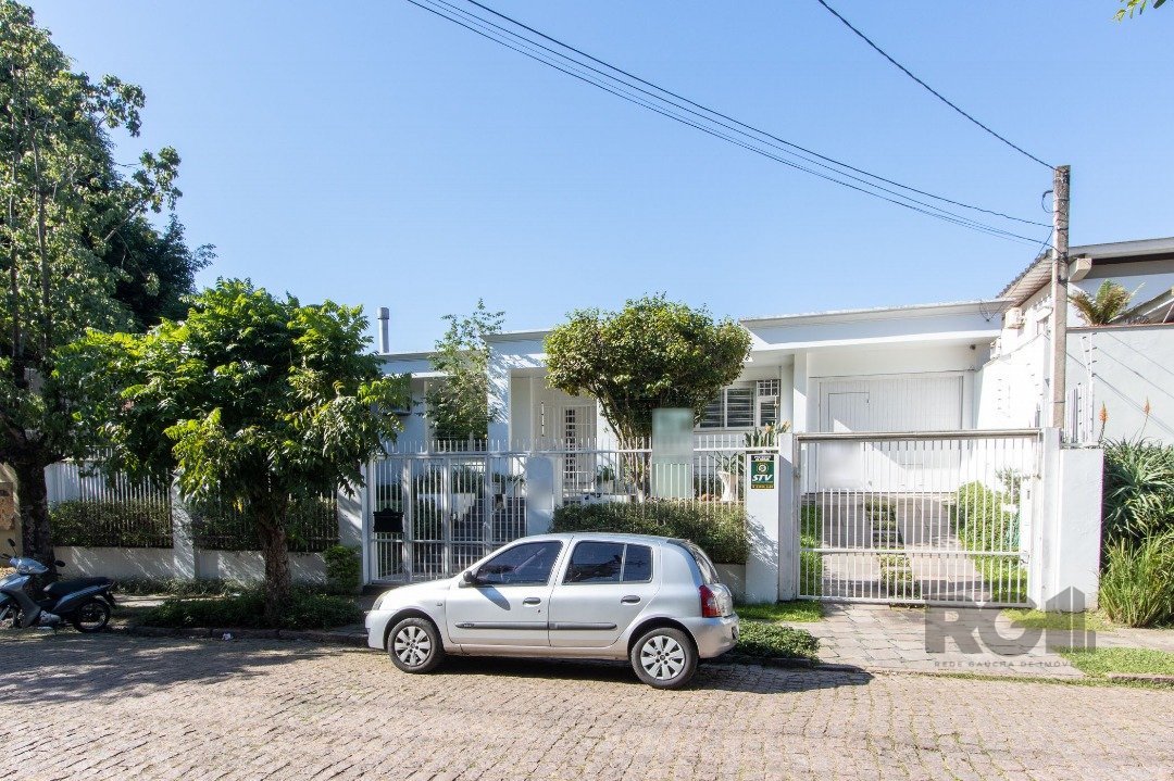 Casa com 226m², 3 dormitórios, 1 suíte, 3 vagas no bairro Três Figueiras em Porto Alegre para Comprar