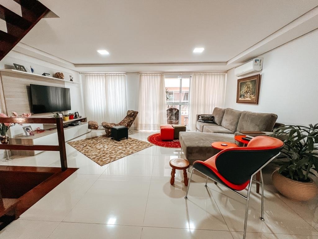 Casa Condominio com 230m², 3 dormitórios, 1 suíte, 2 vagas no bairro Pedra Redonda em Porto Alegre para Comprar