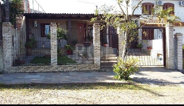 Casa com 147m², 3 dormitórios, 1 suíte, 4 vagas no bairro Urubatã em Porto Alegre para Comprar