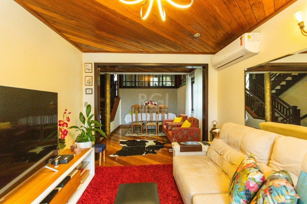 Casa com 500m², 5 dormitórios, 1 suíte, 2 vagas no bairro Vila Assunção em Porto Alegre para Comprar