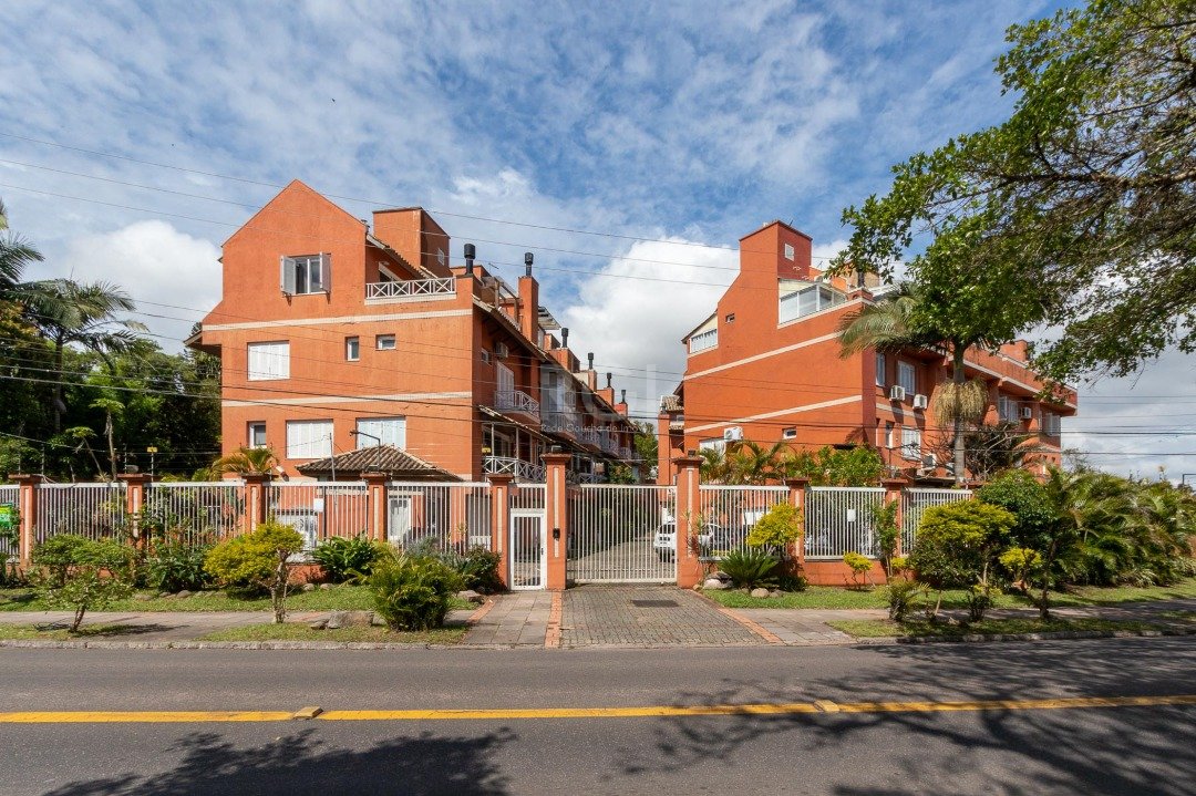 Casa Condominio com 252m², 4 dormitórios, 1 suíte, 2 vagas no bairro Vila Assunção em Porto Alegre para Comprar