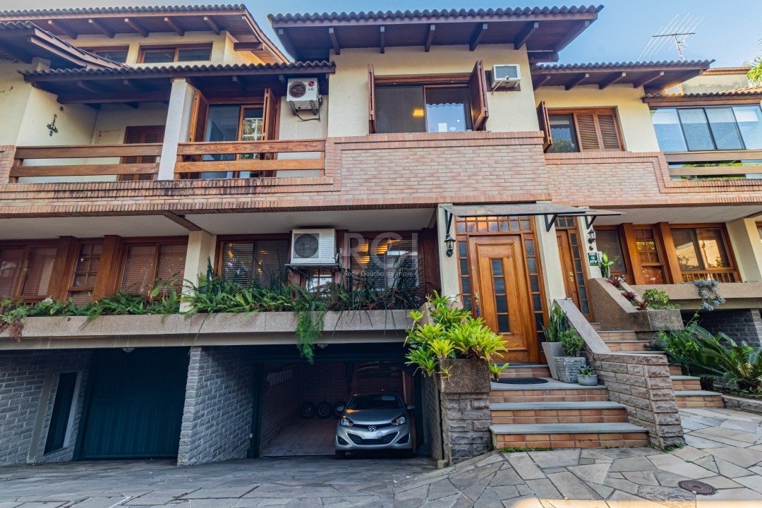Casa Condominio com 246m², 4 dormitórios, 1 suíte, 2 vagas no bairro Tristeza em Porto Alegre para Comprar