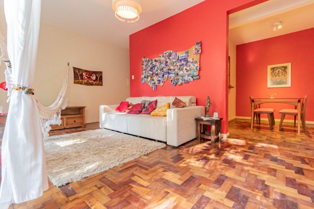 Apartamento com 104m², 3 dormitórios, 1 suíte no bairro Moinhos de Vento em Porto Alegre para Comprar