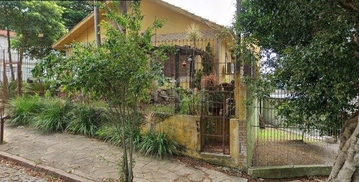 Casa com 375m², 4 dormitórios, 1 suíte no bairro Parque Santa Fé em Porto Alegre para Comprar