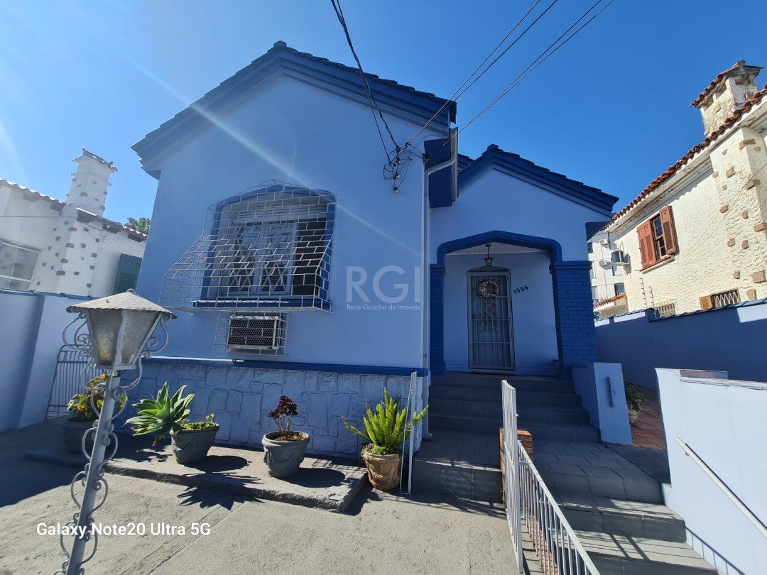 Casa com 192m², 3 dormitórios, 2 vagas no bairro Nonoai em Porto Alegre para Comprar