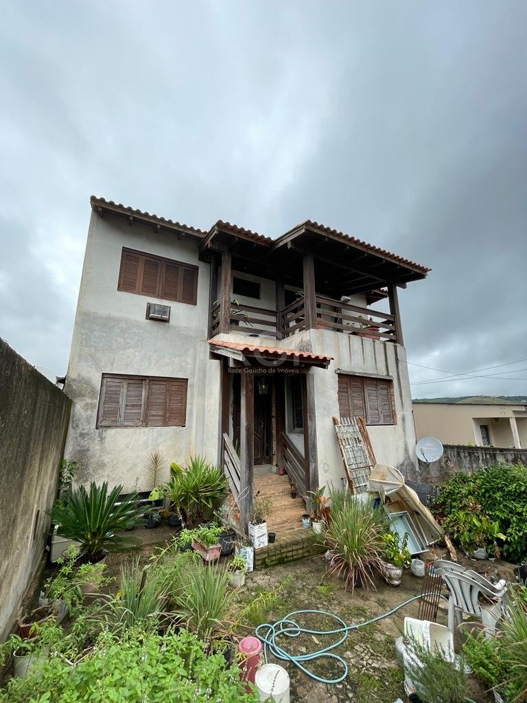 Casa com 400m², 6 dormitórios, 1 suíte, 4 vagas no bairro Partenon em Porto Alegre para Comprar