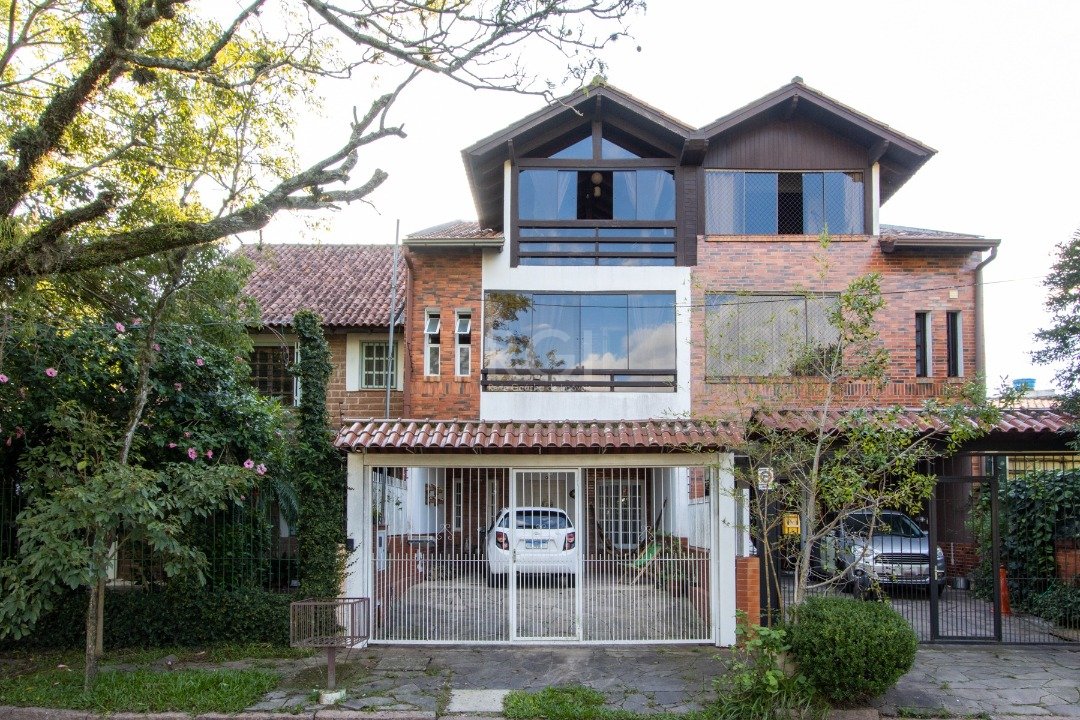 Casa com 181m², 3 dormitórios, 1 suíte, 2 vagas no bairro Guarujá em Porto Alegre para Comprar
