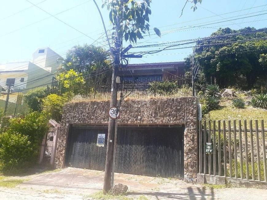 Casa com 320m², 5 dormitórios, 1 suíte, 3 vagas no bairro Nonoai em Porto Alegre para Comprar