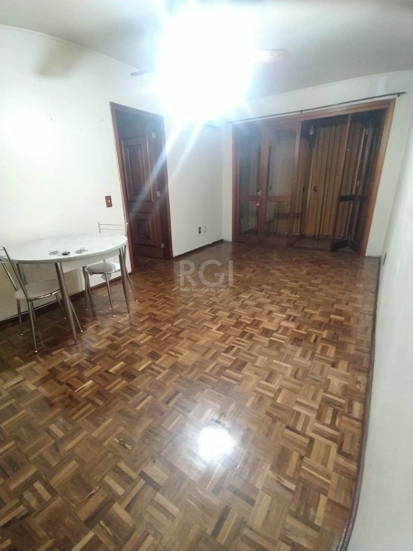 Apartamento com 99m², 3 dormitórios, 1 vaga no bairro Navegantes em Porto Alegre para Comprar