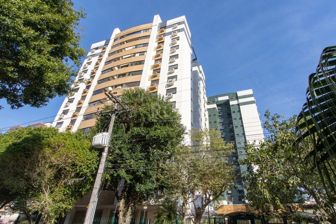 Apartamento com 103m², 3 dormitórios, 1 suíte, 2 vagas no bairro Menino Deus em Porto Alegre para Comprar