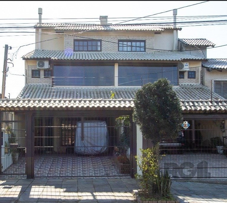 Casa com 202m², 3 dormitórios, 1 suíte, 2 vagas no bairro Cavalhada em Porto Alegre para Comprar
