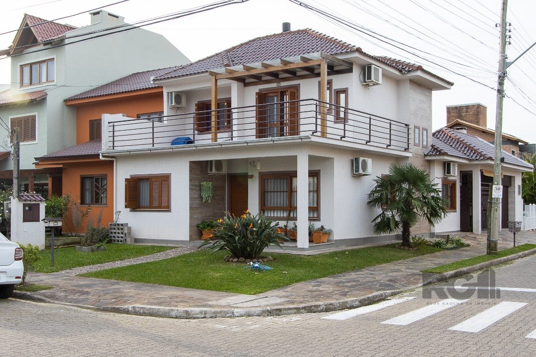 Casa com 260m², 3 dormitórios, 1 suíte, 3 vagas no bairro Hípica em Porto Alegre para Comprar