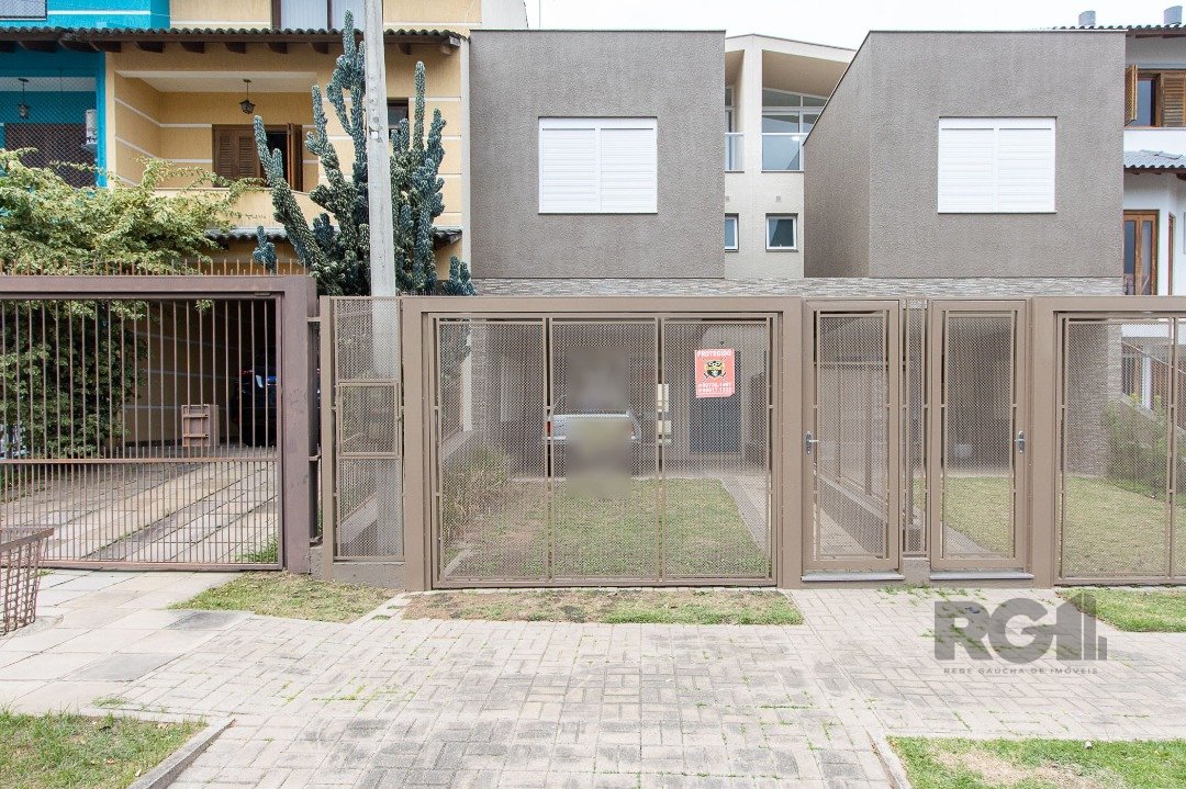 Casa com 171m², 3 dormitórios, 1 suíte, 2 vagas no bairro Espirito Santo em Porto Alegre para Comprar