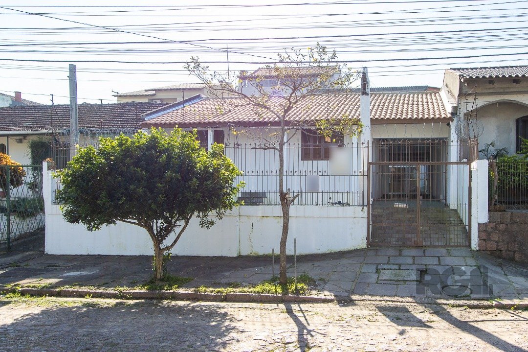 Casa com 100m², 3 dormitórios, 1 suíte, 4 vagas no bairro Tristeza em Porto Alegre para Comprar
