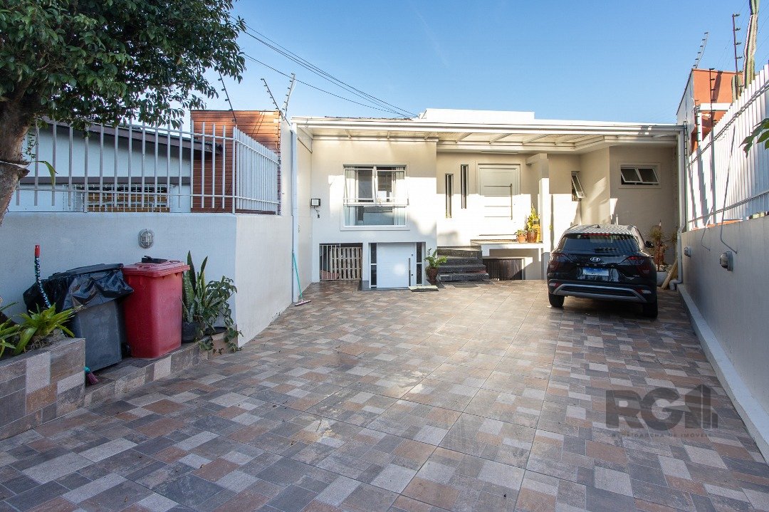 Casa com 361m², 6 dormitórios, 1 suíte, 5 vagas no bairro Cristal em Porto Alegre para Comprar