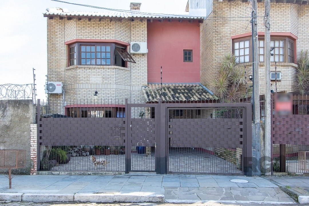 Casa com 157m², 3 dormitórios, 1 suíte, 2 vagas no bairro Guarujá em Porto Alegre para Comprar