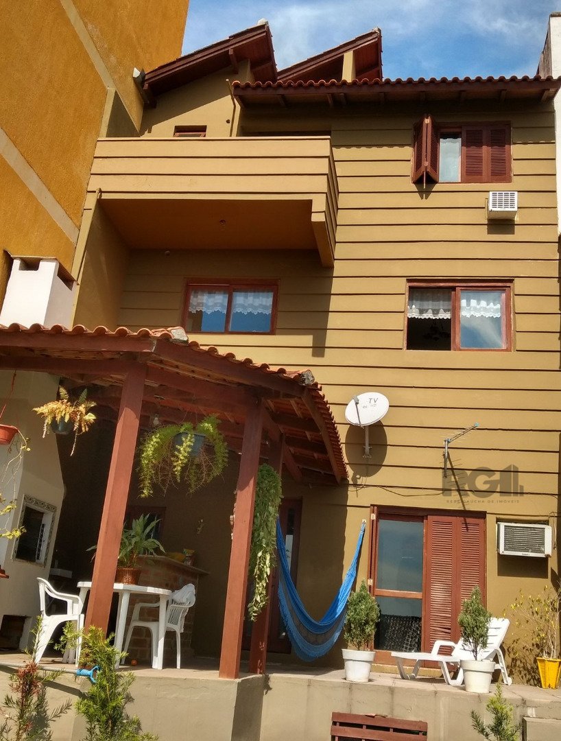 Casa com 226m², 4 dormitórios, 1 suíte, 2 vagas no bairro Espirito Santo em Porto Alegre para Comprar
