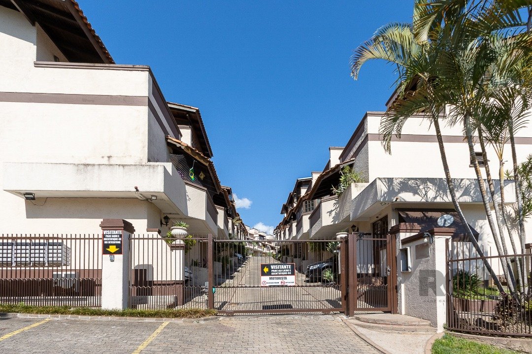 Casa com 179m², 3 dormitórios, 3 vagas no bairro Tristeza em Porto Alegre para Comprar