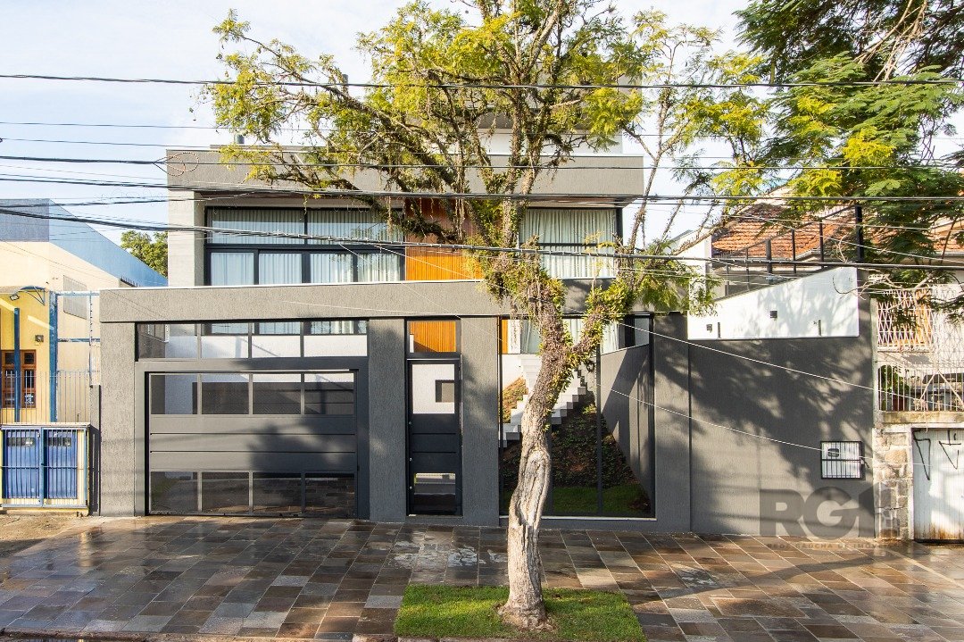Casa com 380m², 3 dormitórios, 3 suítes, 4 vagas no bairro Medianeira em Porto Alegre para Comprar