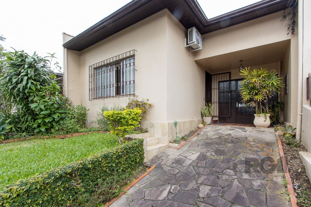 Casa com 120m², 3 dormitórios, 3 vagas no bairro Tristeza em Porto Alegre para Comprar