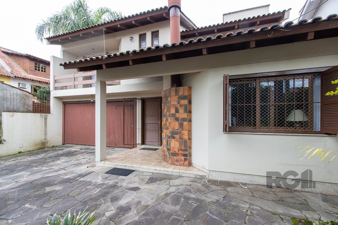 Casa com 247m², 3 dormitórios, 1 suíte, 2 vagas no bairro Ipanema em Porto Alegre para Comprar