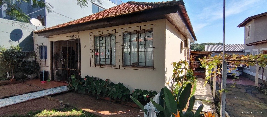 Casa com 130m², 5 dormitórios, 2 suítes no bairro Cristal em Porto Alegre para Comprar