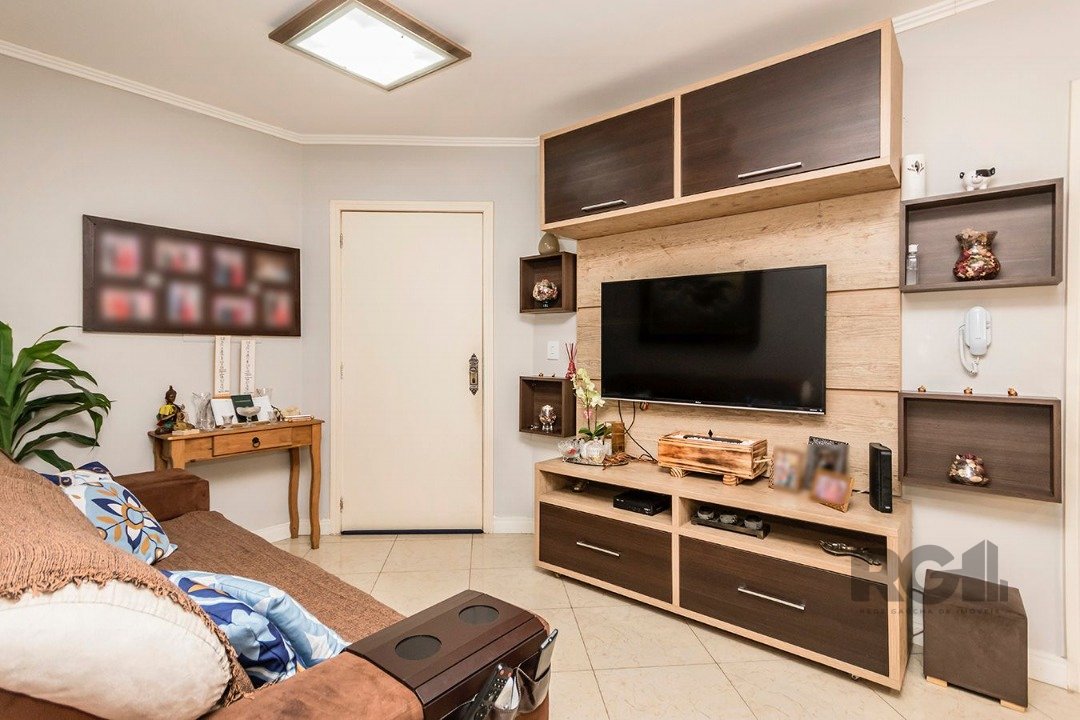Apartamento com 70m², 3 dormitórios, 1 vaga no bairro Cavalhada em Porto Alegre para Comprar