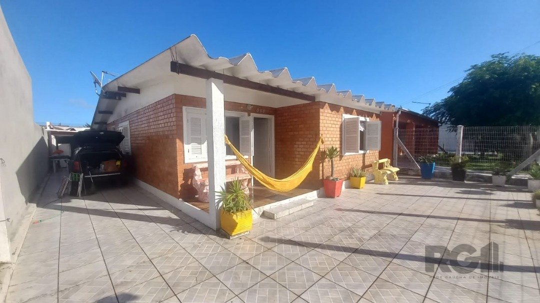 Casa com 134m², 3 dormitórios, 1 suíte, 5 vagas no bairro Nova Tramandaí em Tramandaí para Comprar