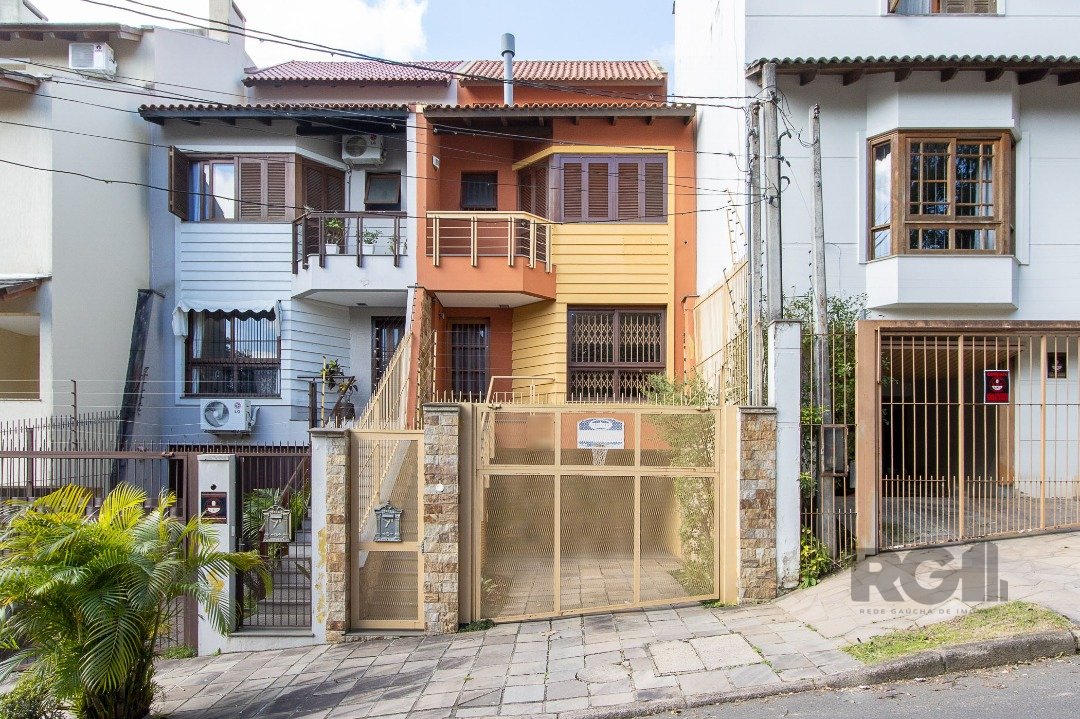 Casa com 174m², 4 dormitórios, 1 suíte, 4 vagas no bairro Tristeza em Porto Alegre para Comprar
