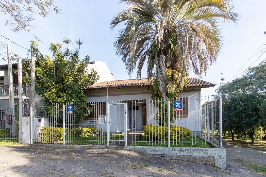 Casa com 350m², 4 dormitórios, 1 suíte no bairro Nonoai em Porto Alegre para Comprar