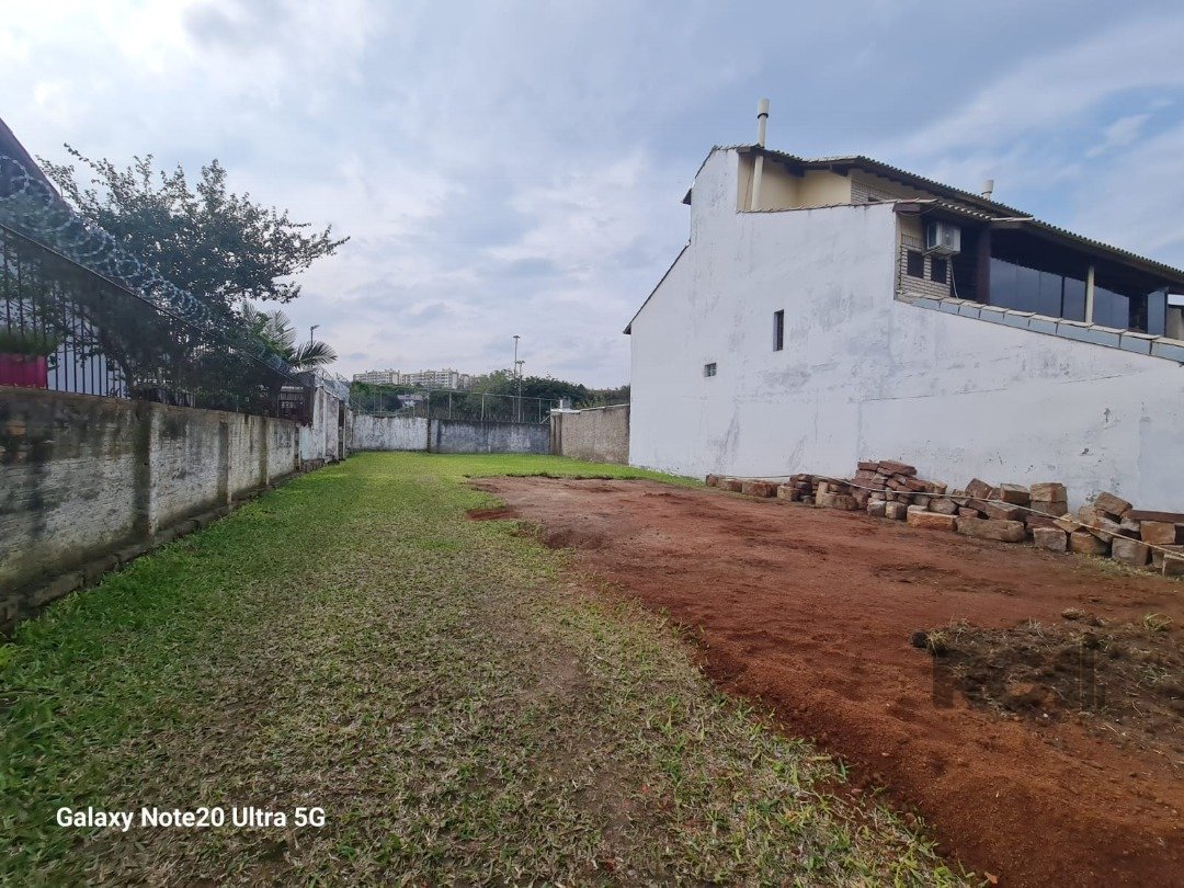 Terreno com 330m² no bairro Cavalhada em Porto Alegre para Comprar