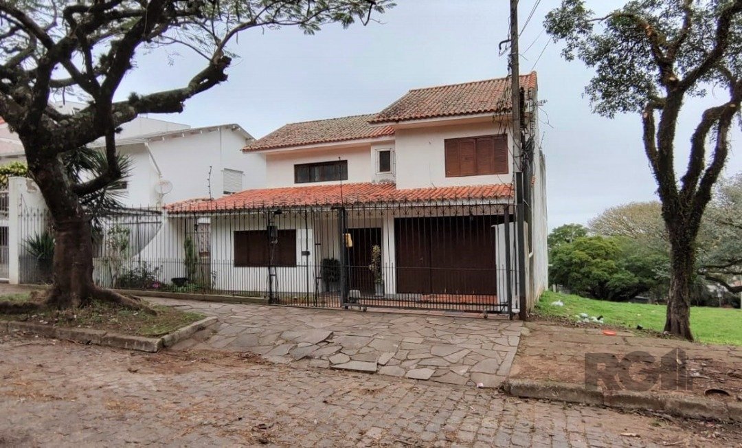 Casa com 352m², 6 dormitórios, 1 suíte, 3 vagas no bairro Santa Tereza em Porto Alegre para Comprar