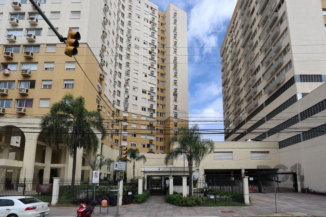 Apartamento com 67m², 2 dormitórios, 1 suíte, 1 vaga no bairro Santo Antonio em Porto Alegre para Comprar