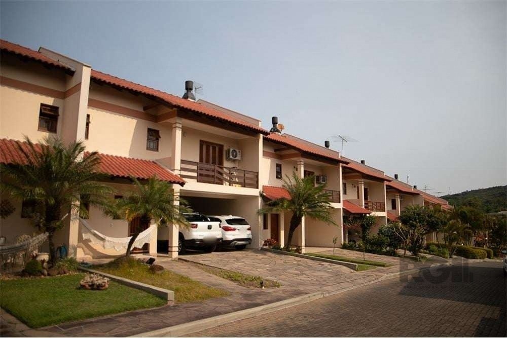 Casa Condominio com 243m², 3 dormitórios, 1 suíte, 2 vagas no bairro Cavalhada em Porto Alegre para Comprar