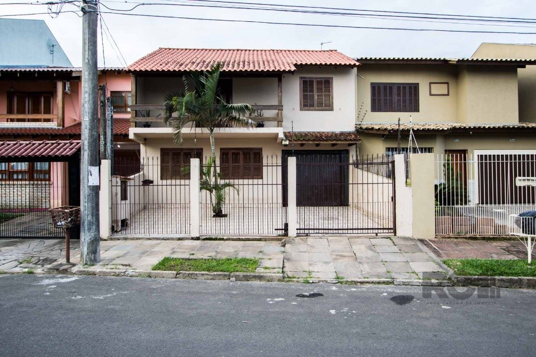 Casa com 107m², 3 dormitórios, 1 suíte, 2 vagas no bairro Hípica em Porto Alegre para Comprar