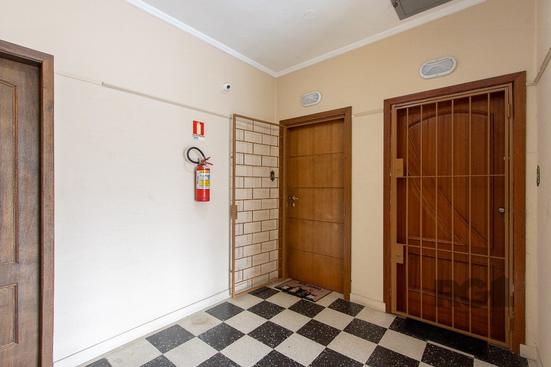 Apartamento com 67m², 2 dormitórios no bairro Medianeira em Porto Alegre para Comprar