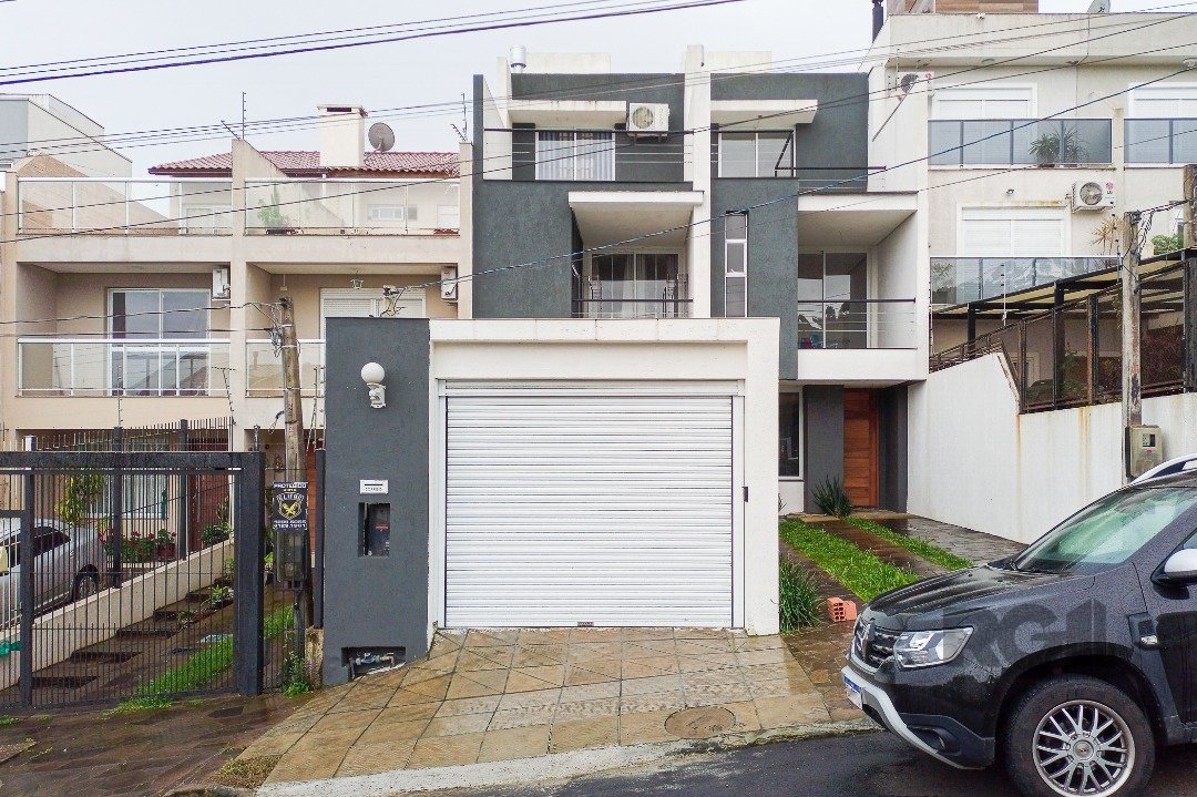 Casa com 161m², 3 dormitórios, 3 suítes, 2 vagas no bairro Guarujá em Porto Alegre para Comprar