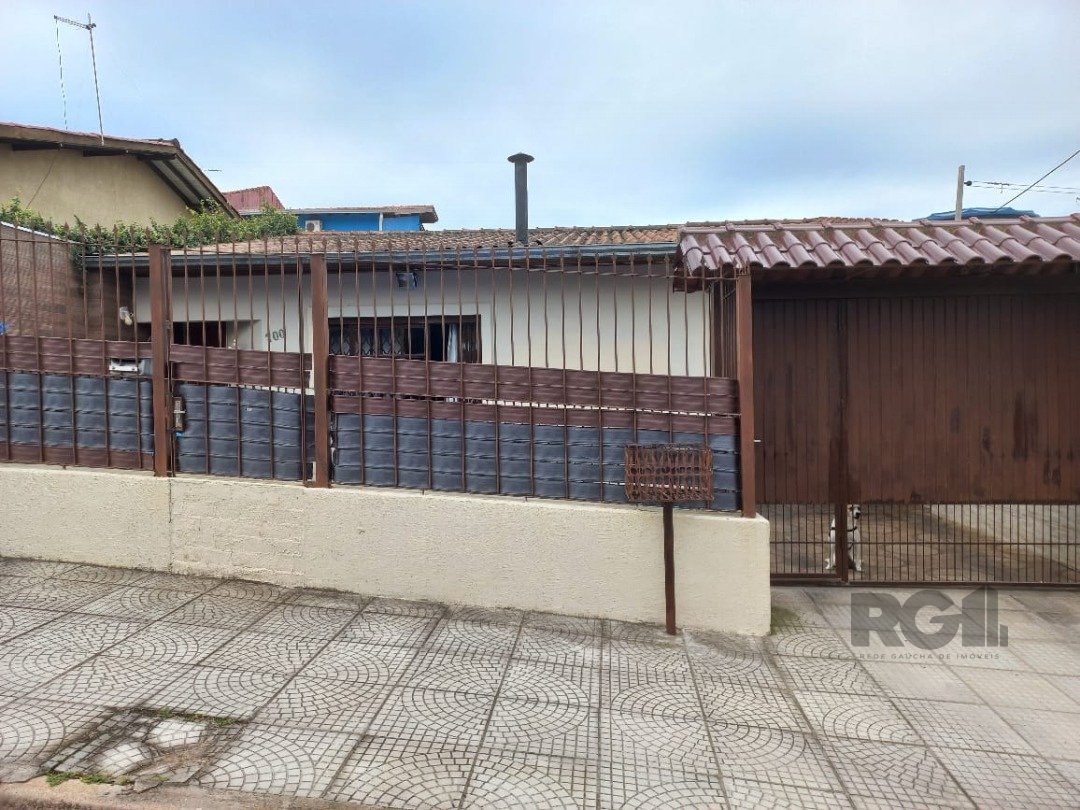 Casa com 88m², 2 dormitórios, 4 vagas no bairro Vila Nova em Porto Alegre para Comprar