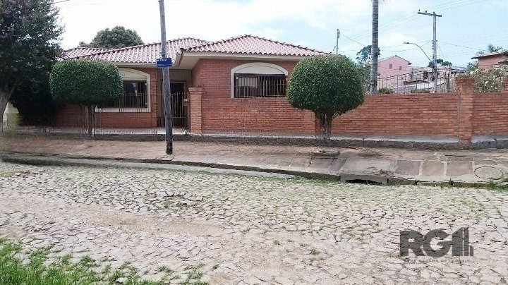 Casa com 138m², 3 dormitórios, 1 suíte, 2 vagas no bairro Guarujá em Porto Alegre para Comprar