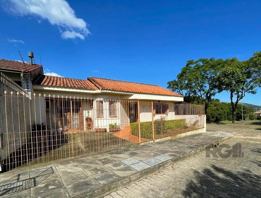 Casa com 147m², 2 dormitórios no bairro Vila Nova em Porto Alegre para Comprar