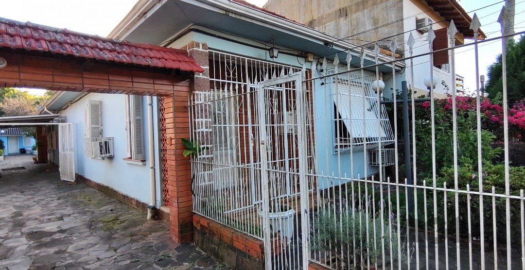 Casa com 243m², 3 dormitórios, 8 vagas no bairro Nonoai em Porto Alegre para Comprar