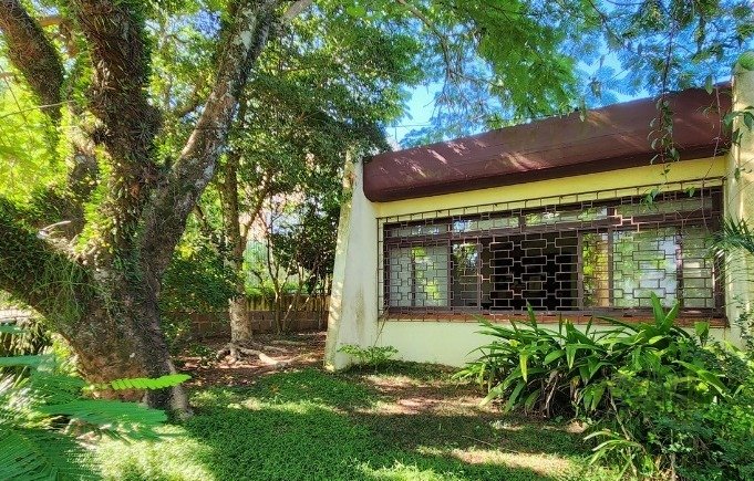 Casa com 160m², 4 dormitórios, 1 suíte, 3 vagas no bairro Menino Deus em Porto Alegre para Comprar