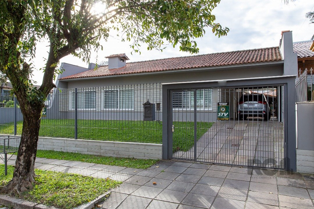 Casa com 350m², 4 dormitórios, 1 suíte, 4 vagas no bairro Jardim Isabel em Porto Alegre para Comprar