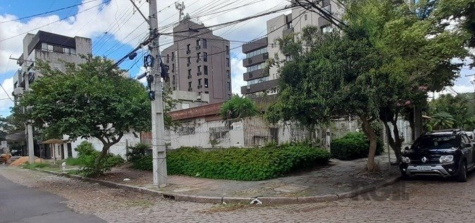 Casa com 120m², 2 dormitórios, 2 vagas no bairro Santana em Porto Alegre para Comprar