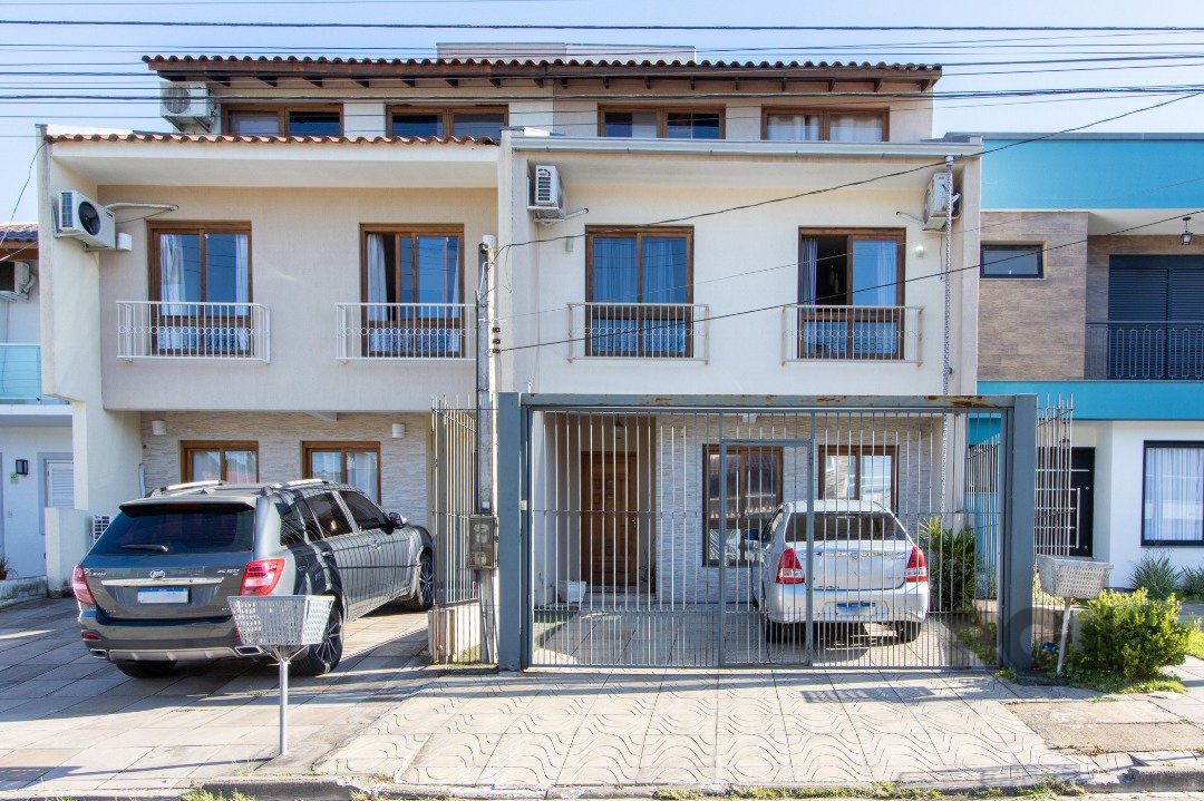 Casa com 138m², 3 dormitórios, 1 suíte, 2 vagas no bairro Lagos De Nova Ipanema em Porto Alegre para Comprar