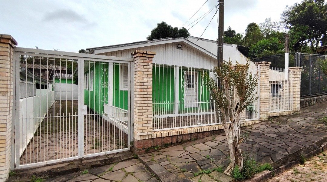 Casa com 120m², 3 dormitórios, 4 vagas no bairro Cavalhada em Porto Alegre para Comprar