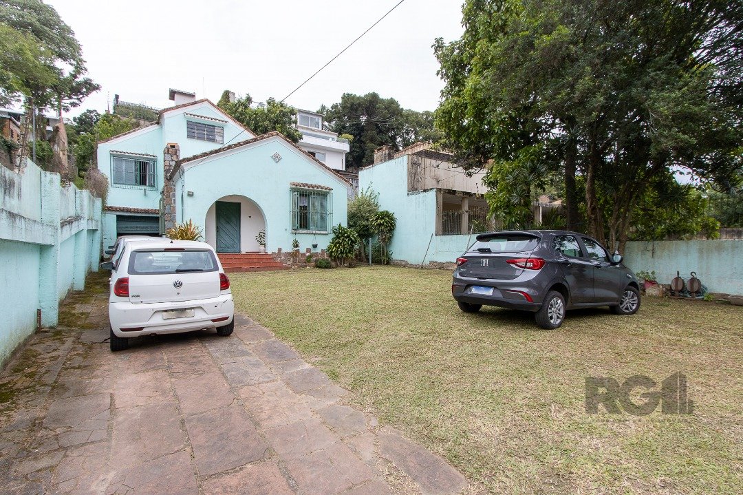 Casa com 190m², 3 dormitórios, 10 vagas no bairro Vila Assunção em Porto Alegre para Comprar