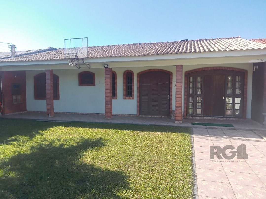 Casa com 136m², 3 dormitórios, 1 suíte, 2 vagas no bairro Zona Norte em Capão Da Canoa para Comprar