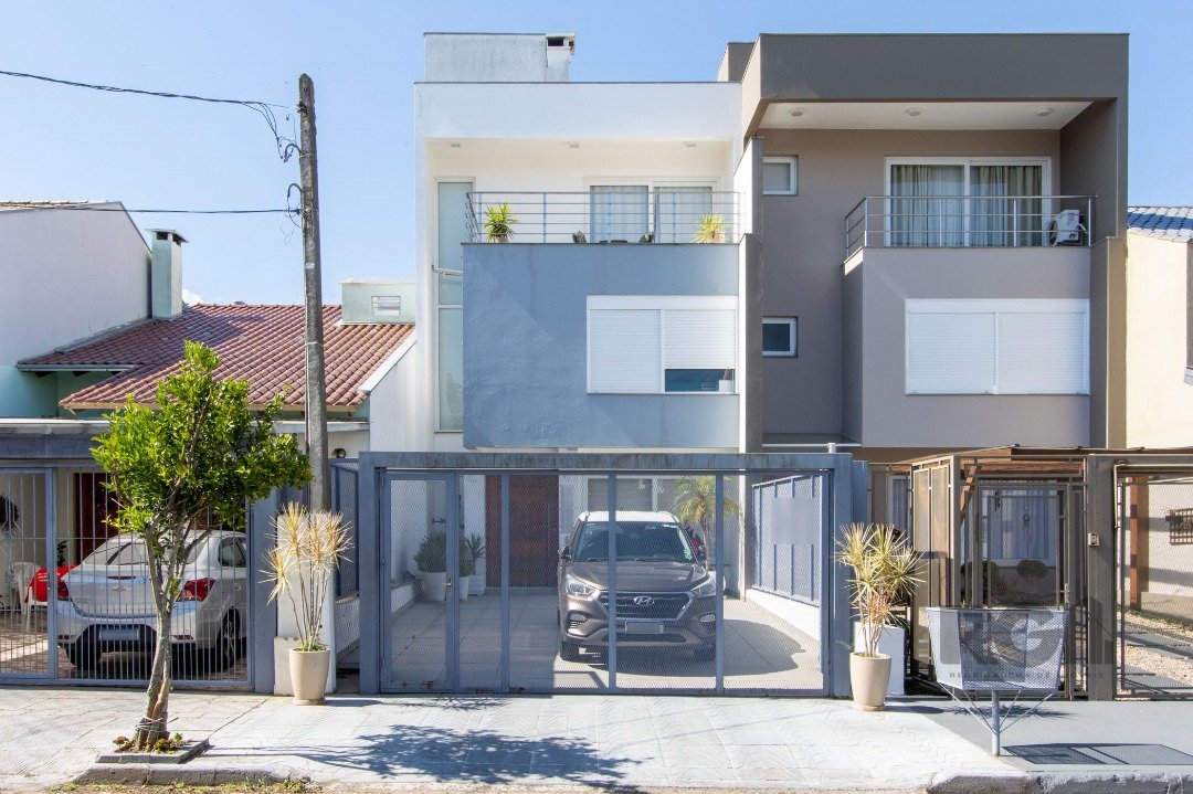Casa com 149m², 3 dormitórios, 3 suítes, 2 vagas no bairro Lagos De Nova Ipanema em Porto Alegre para Comprar